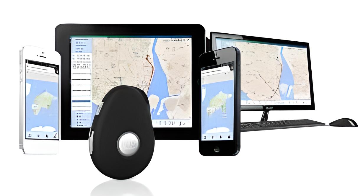 Zwarte SOS-Knop voor meerdere actieve schermen met live GPS-routekaarten op smartphone, tablet en desktop monitoren